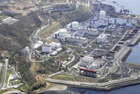 北海道泊村の北海道電力泊原発。手前から１号機、２号機、３号機＝４月