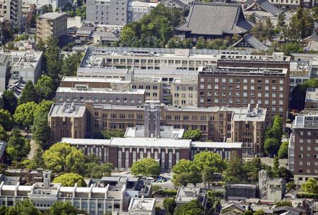 京大吉田キャンパス本部構内。中央手前は百周年時計台記念館＝京都市左京区