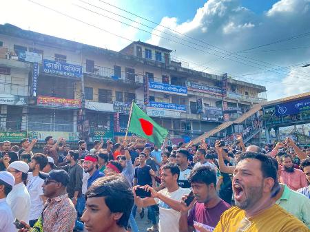 昨年８月、バングラデシュ・ダッカでデモ行進する人たち（ゲッティ＝共同）