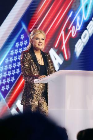 １８日、米アリゾナ州フェニックスで開かれた「ターニング・ポイント・ＵＳＡ」の年次集会で演説するエリカ・カーク氏（共同）