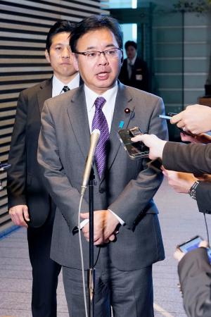 診療報酬改定について高市首相と協議後、記者団の取材に応じる上野厚労相＝１９日午後、首相官邸