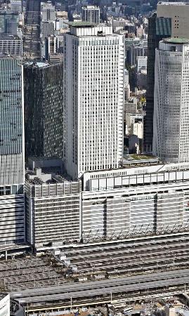 ＪＲ東海の本社が入るビル（中央）。下は名古屋駅＝１１月、名古屋市