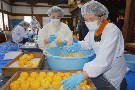 大阪府河内長野市の盛松寺で行われた「ゆずみそ」づくり＝１９日午後