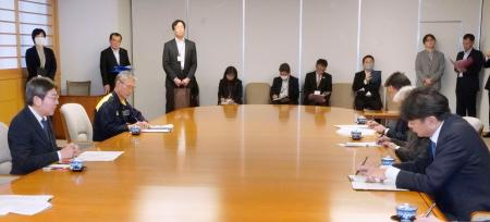 青森県庁を訪れ、むつ市の中間貯蔵施設への使用済み核燃料受け入れについて小谷知也副知事（左端）らに説明する東京電力ホールディングスの小早川智明社長（右端）＝１９日午後