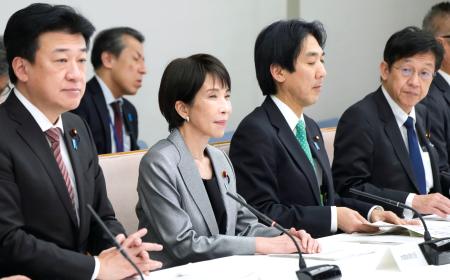 月例経済報告等に関する関係閣僚会議に臨む高市首相（手前から２人目）＝１９日午後、首相官邸