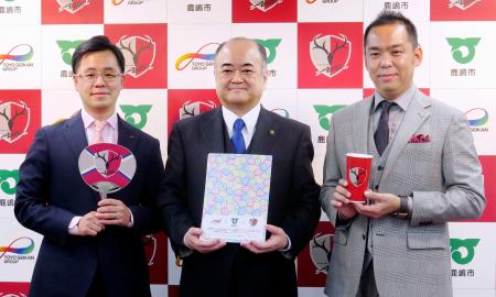 紙コップのリサイクルをアピールするＪ１鹿島の小泉文明社長（右）と茨城県鹿嶋市の田口伸一市長（中央）ら＝１１月、鹿嶋市のメルカリスタジアム