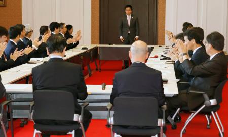 大阪府庁で開かれた「ＡＩエージェント」の実証・導入を推進するコンソーシアムの設立式。奥は吉村洋文知事＝１９日午後