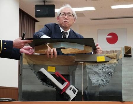 県道陥没事故を巡り、事故の状況を説明する有識者委の永田尚三委員長＝１９日午後、埼玉県八潮市