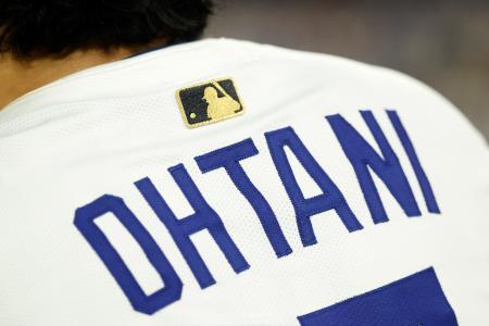 背中に金色の特別ロゴが付いたユニホームでプレーするドジャースの大谷翔平＝１０月、米ロサンゼルス（ゲッティ＝共同）