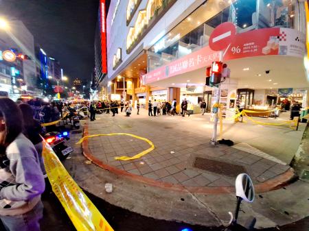 男が押し入った繁華街・中山の商業施設＝１９日、台北市（共同）