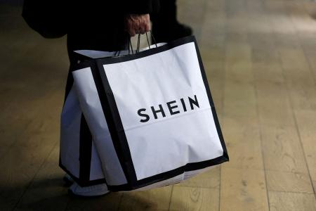 ＳＨＥＩＮのバッグを持つ買い物客＝１１月、パリ（ロイター＝共同）