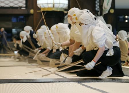 西本願寺で行われた年末恒例の「すす払い」＝２０日午前、京都市下京区