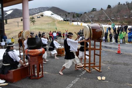 鳥取県大山町のスキー場で行われたシーズン中の安全や積雪を願う祈願祭。ゲレンデは６年ぶりに積雪がなかった＝２０日午前
