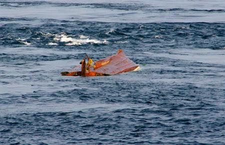 転覆した船＝２０日午前、兵庫県南あわじ市沖（徳島海上保安部提供）