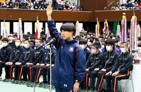 全国高校駅伝の開会式で選手宣誓する長野東・田畑陽菜主将＝２０日、京都市体育館