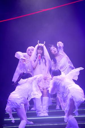 ダンサーを従えパフォーマンスするアイナ・ジ・エンド=2025年12月20日、東京・有明の東京ガーデンシアター
