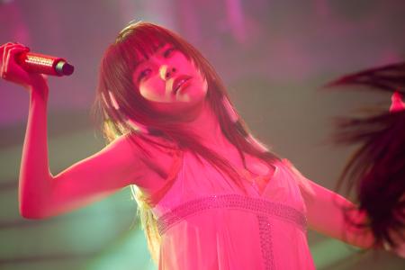 パフォーマンスするアイナ・ジ・エンド=2025年12月20日、東京・有明の東京ガーデンシアター