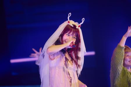 歌うアイナ・ジ・エンド=2025年12月20日、東京・有明の東京ガーデンシアター