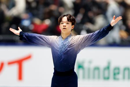 男子フリーの演技を終え、あいさつする鍵山優真=国立代々木競技場