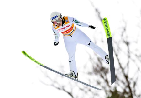 Ｗ杯ジャンプ女子個人第９戦での丸山希の飛躍＝エンゲルベルク（共同）
