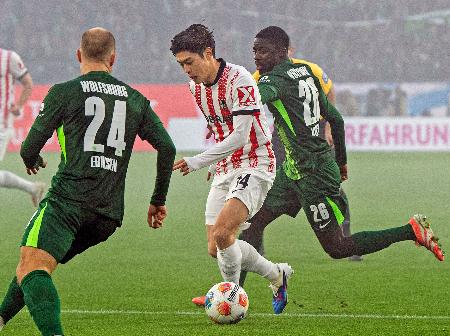 　ウォルフスブルク戦で競り合うフライブルクの鈴木（中央）＝ウォルフスブルク（共同）