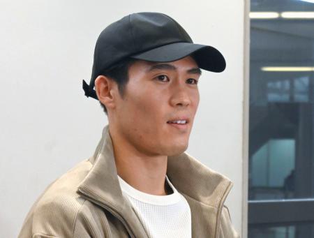 帰国し取材に応じる冨安健洋＝２１日、成田空港