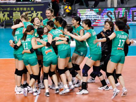 決勝でＮＥＣ川崎に競り勝ち、５大会ぶり２度目の優勝を果たして喜ぶ大阪Ｍの選手たち＝京王アリーナＴＯＫＹＯ