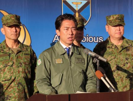 陸上自衛隊相浦駐屯地を視察し、記者団の取材に応じる小泉防衛相（中央）＝２１日午後、長崎県佐世保市