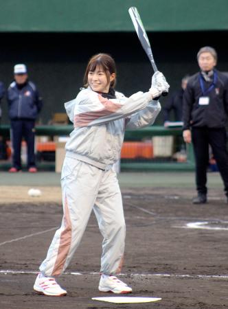 主催した小学生のソフトボール大会で、打席に立つ女子ゴルフの渋野日向子＝２１日、岡山県倉敷市
