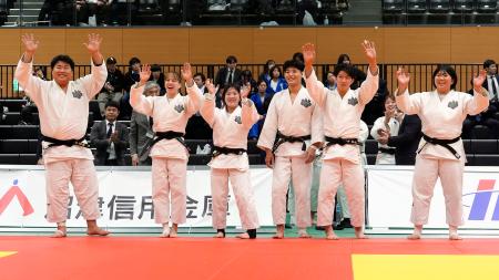 決勝で東海大を破り初優勝し、歓声に応える筑波大の入来（左端）、トーレス（同２人目）、田中（右から２人目）ら＝沼津市総合体育館