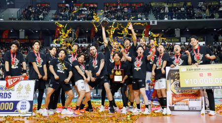 　決勝でＶ北海道に勝利し、優勝を果たして大喜びする名古屋の選手たち＝京王アリーナＴＯＫＹＯ