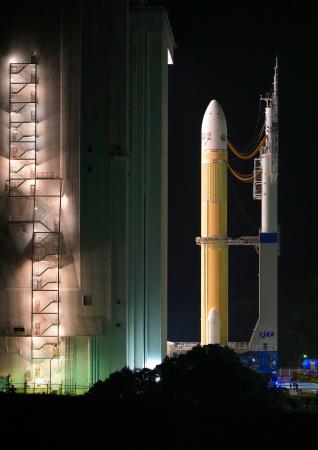 発射地点に移動するＨ３ロケット８号機＝２１日夜、鹿児島県の種子島宇宙センター