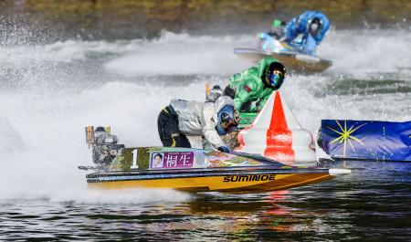 　第４０回グランプリ優勝戦の１周目２マークを先頭で回る桐生順平（１）＝ボートレース住之江