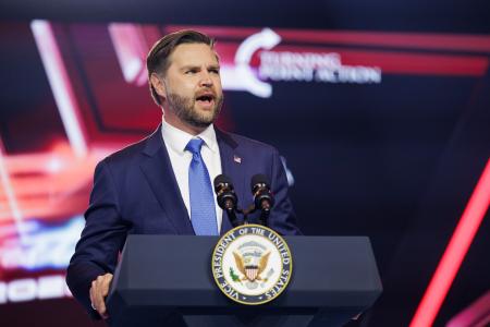 ２１日、米アリゾナ州フェニックスで、演説するバンス副大統領（ゲッティ＝共同）