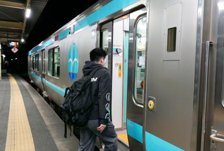 一部運転再開したＪＲ八戸線の列車に乗り込む人＝２２日午前、岩手県久慈市