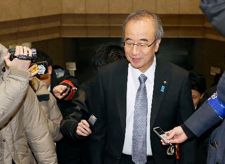 新潟県庁に登庁する花角英世知事＝２２日午前