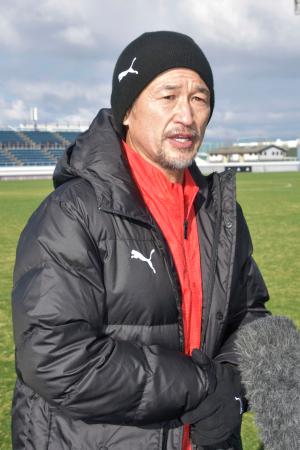 自主トレを終え、取材に応じるサッカー元日本代表の三浦知良＝大阪府内