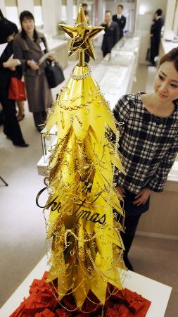 　２００８年に報道陣公開された、当時販売価格１億５千万円の純金クリスマスツリー＝大阪市中央区
