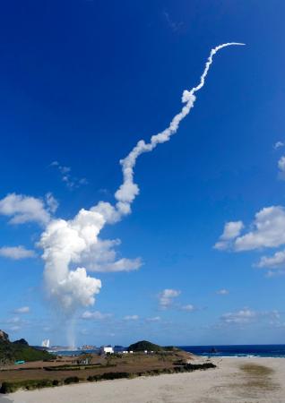 鹿児島県の種子島宇宙センターから打ち上げられたＨ３ロケット８号機が残した白煙。２段目のエンジンが予定より早く燃焼停止した＝２２日午前１０時５３分