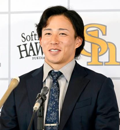 契約更改し、記者会見するソフトバンク・野村＝２２日、みずほペイペイドーム