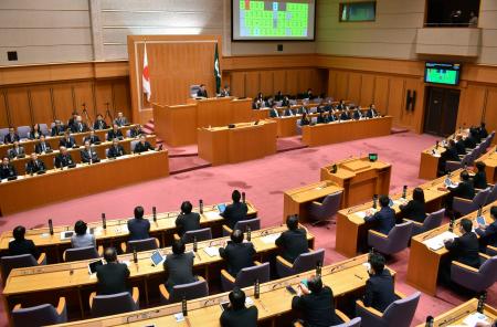 県立校に盗撮カメラの探知機を配備する費用を盛り込む補正予算案を可決した三重県議会＝２２日午前