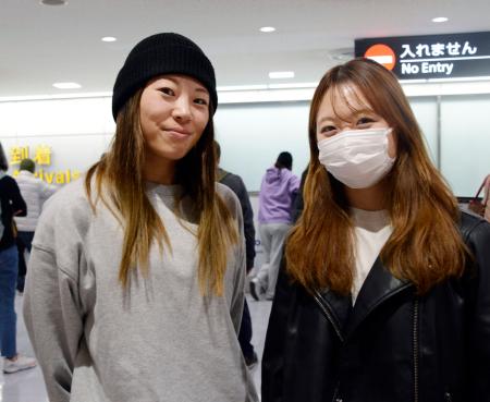 取材に応じるスノーボード女子の冨田せな（左）と工藤璃星＝２２日、成田空港