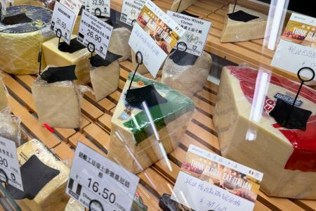 北京市内のスーパーに並ぶイタリア産やドイツ産などのチーズ＝２２日（共同）