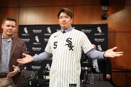 ホワイトソックスの本拠地レート・フィールドで入団記者会見に臨んだ村上宗隆=22日、シカゴ(ゲッティ=共同)