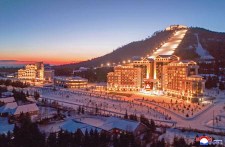 北朝鮮の北部両江道三池淵市で完工式が開かれたホテル（朝鮮中央通信＝共同）