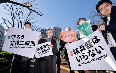 外務省に要請書を提出し、取材に応じる「核兵器廃絶日本ＮＧＯ連絡会」のメンバーら＝２３日午前