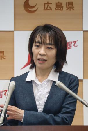 記者会見する広島県の横田美香知事＝２３日午前、県庁