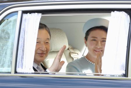 上皇さまの誕生日を祝うため、仙洞御所に入られる天皇、皇后両陛下＝２３日午前、東京・元赤坂（代表撮影）