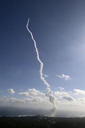 鹿児島県の種子島宇宙センターから打ち上げられたＨ３ロケット８号機が残した白煙＝２２日（共同通信社ヘリから）