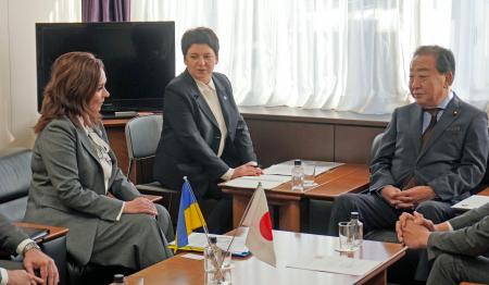 面会する立憲民主党の野田代表（右）とウクライナ最高会議議員のハリーナ・ミハイリュク氏（左）＝２３日午前、東京・永田町の党本部